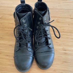 Girls size 2 tie and side zip ankle boots. These are black and in excellent cond